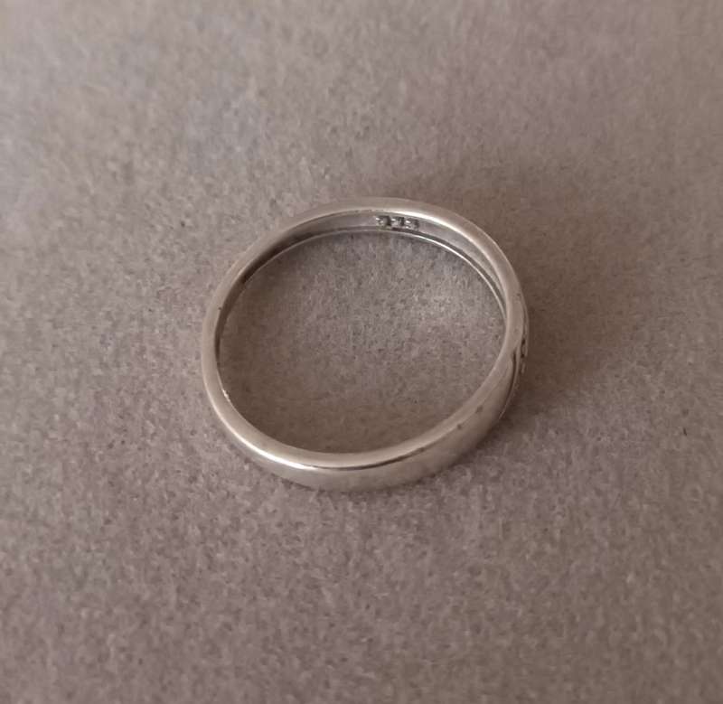 Sterling Silver Ring. 2.12g. Size S.