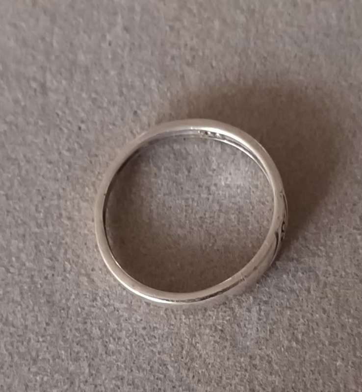 Sterling Silver Ring. 2.12g. Size S.