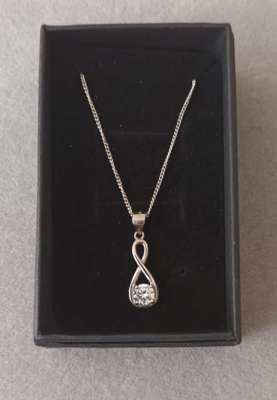 Sterling Silver Necklace with pendant. 2.79g. 47cm.