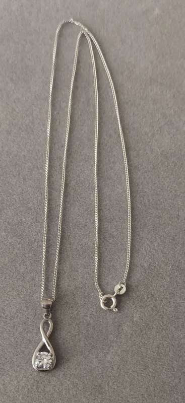 Sterling Silver Necklace with pendant. 2.79g. 47cm.