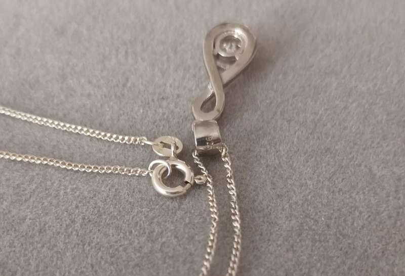 Sterling Silver Necklace with pendant. 2.79g. 47cm.