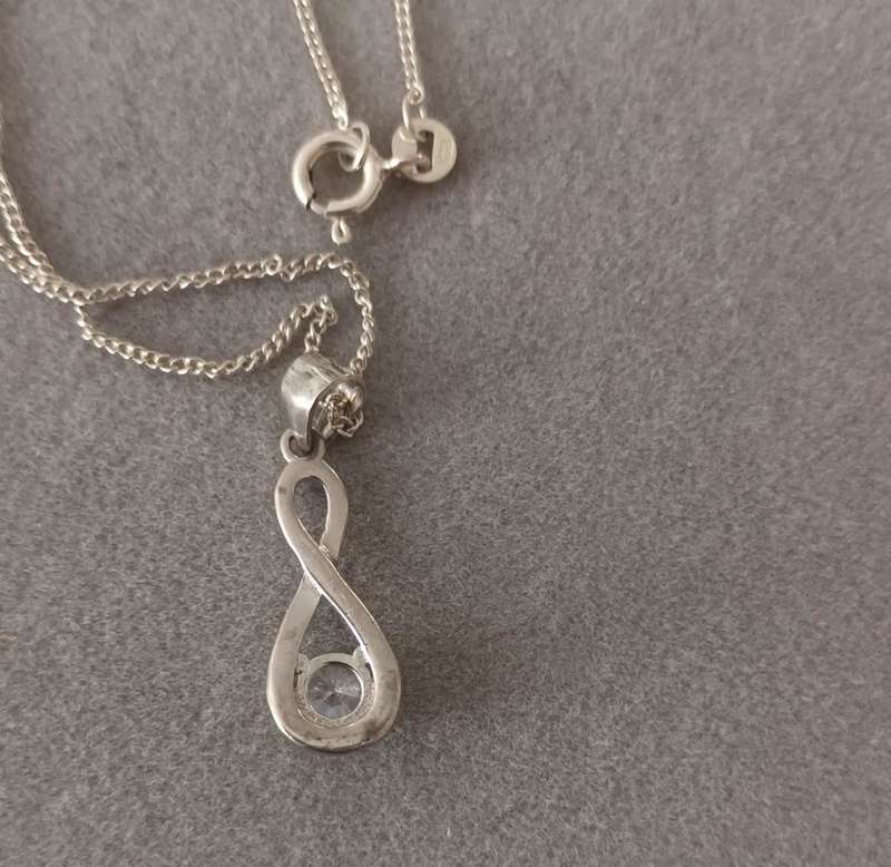 Sterling Silver Necklace with pendant. 2.79g. 47cm.