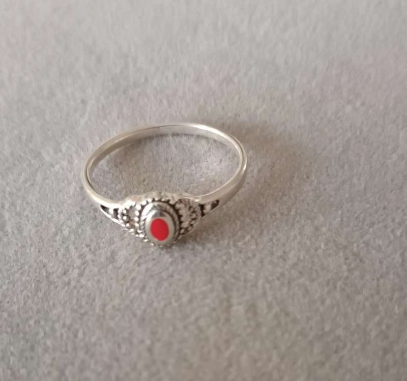 Sterling Silver Ring with Red Stone. 1.8g. Size O.