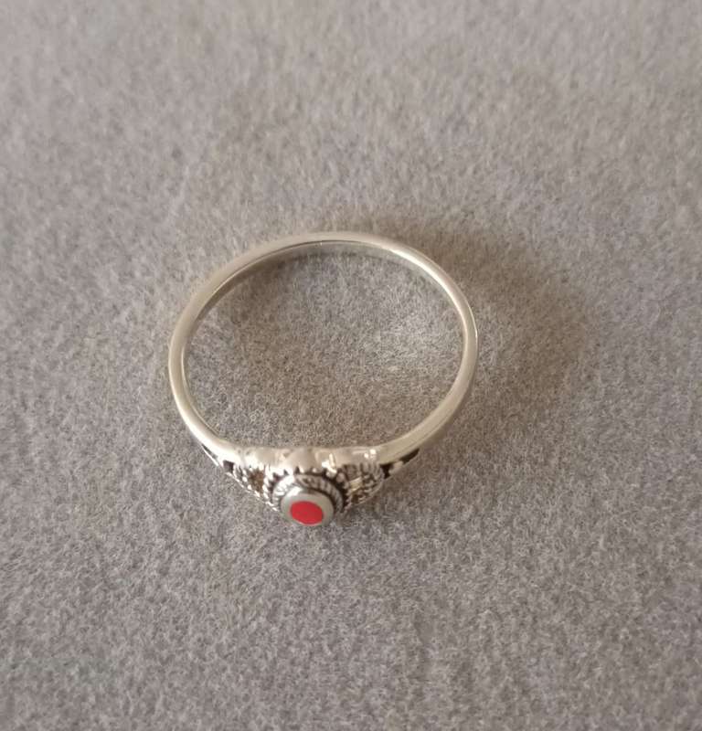 Sterling Silver Ring with Red Stone. 1.8g. Size O.