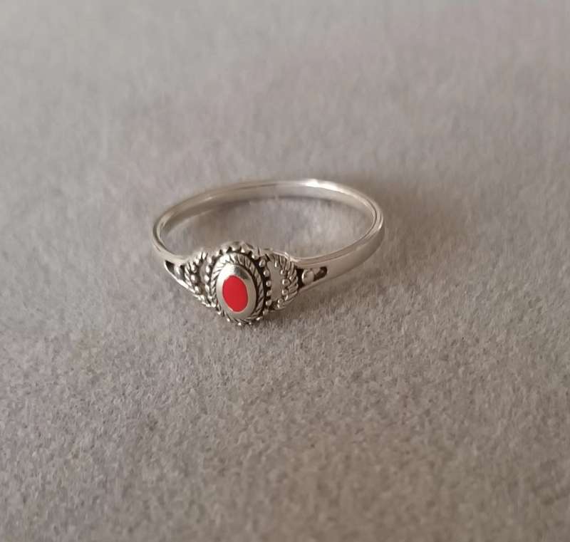 Sterling Silver Ring with Red Stone. 1.8g. Size O.