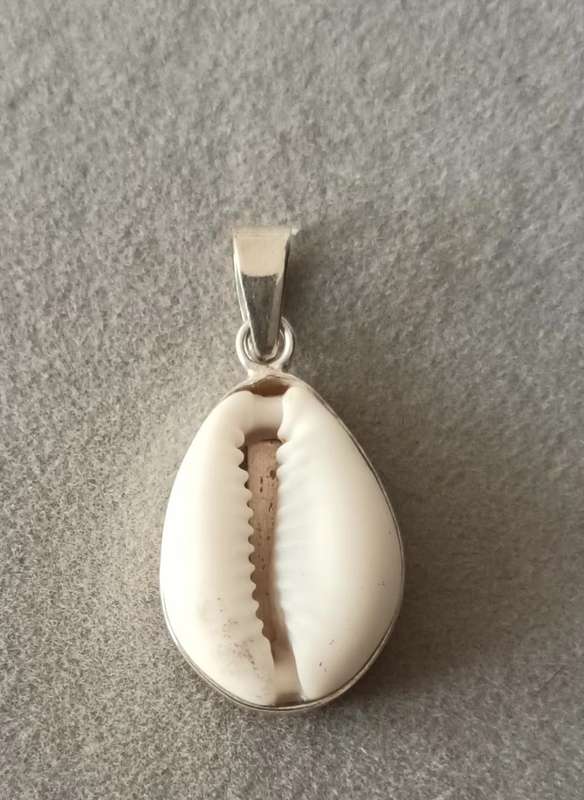 Sterling Silver Shell Pendant. 3.5g.
