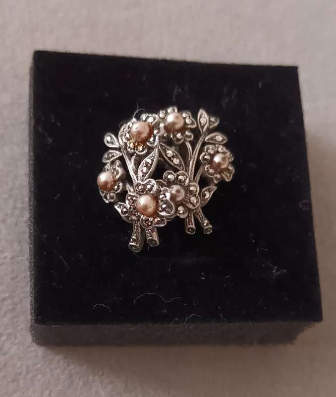 Exquisite Sterling Silver Vintage Marcasite and Pearl Earrings. Screw on. 5.5g.