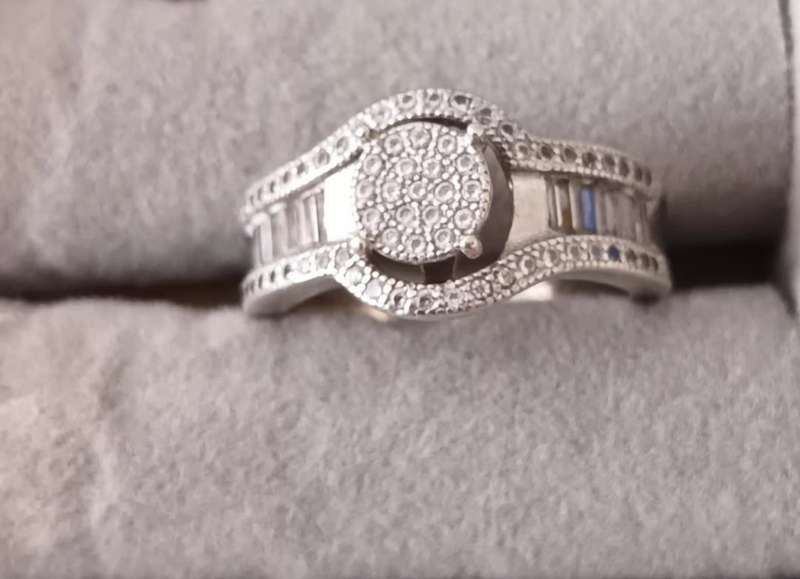 Sterling Silver Ring with CZ. 5.6g. Size M.
