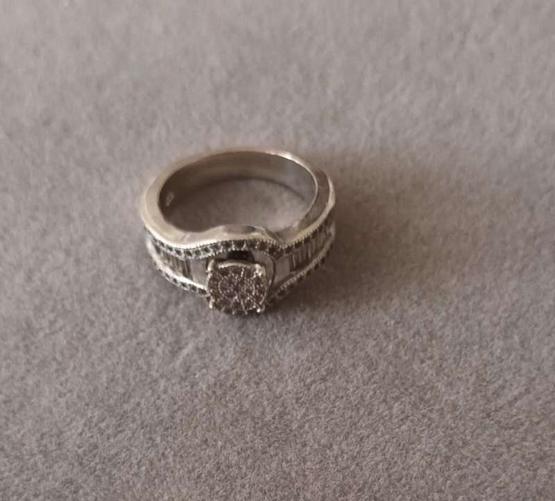Sterling Silver Ring with CZ. 5.6g. Size M.