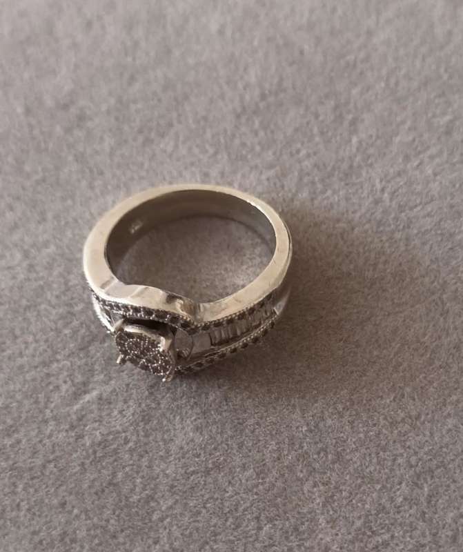 Sterling Silver Ring with CZ. 5.6g. Size M.