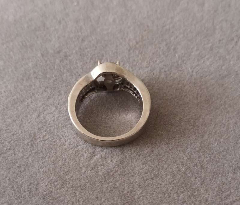 Sterling Silver Ring with CZ. 5.6g. Size M.
