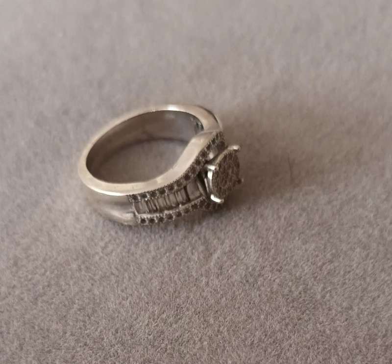 Sterling Silver Ring with CZ. 5.6g. Size M.