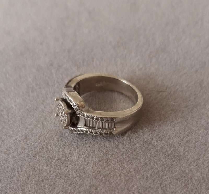 Sterling Silver Ring with CZ. 5.6g. Size M.