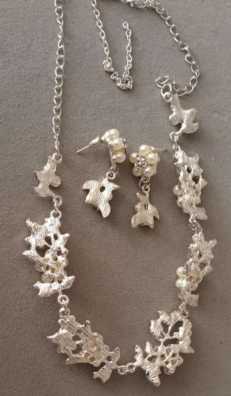 Exquisite Bridal Necklace and Earring set.