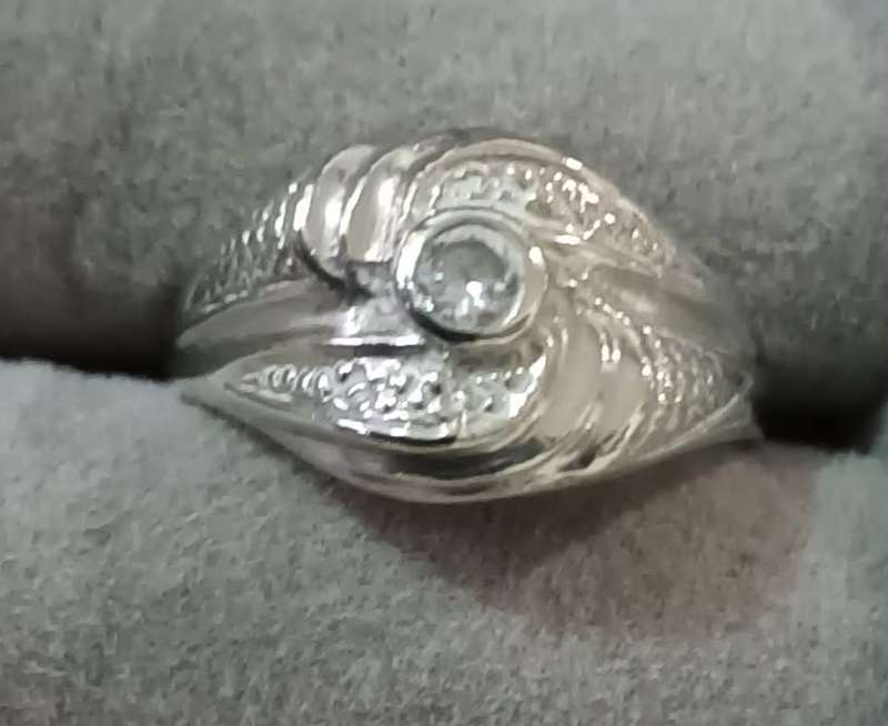 Stunning Sterling Silver Ring with CZ. 4.7g. Size Q.