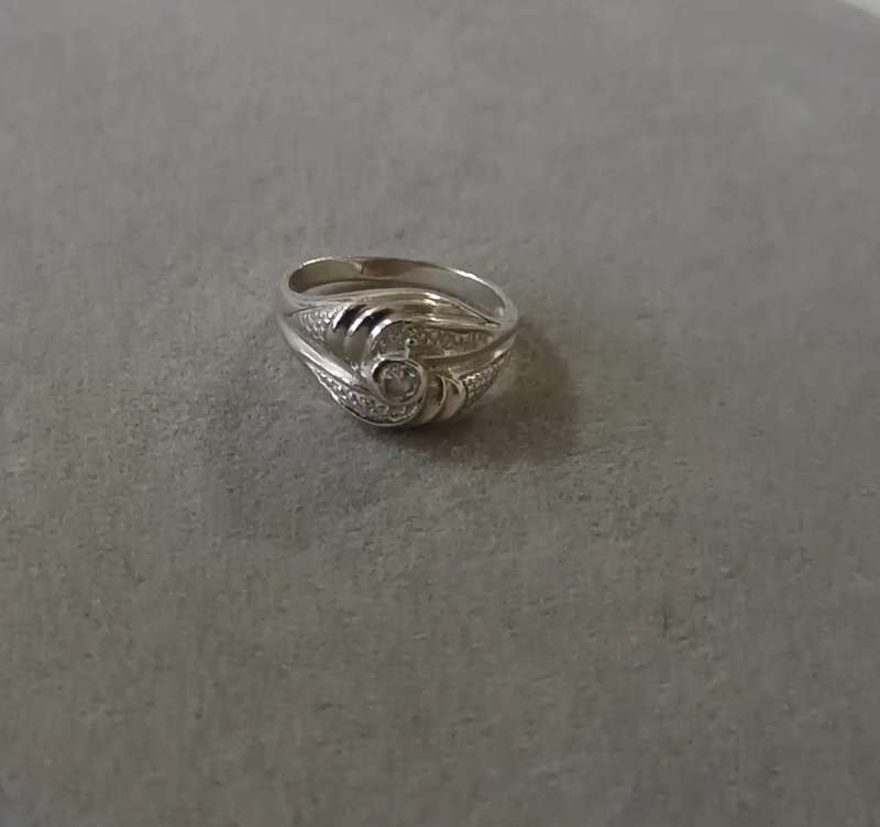 Stunning Sterling Silver Ring with CZ. 4.7g. Size Q.