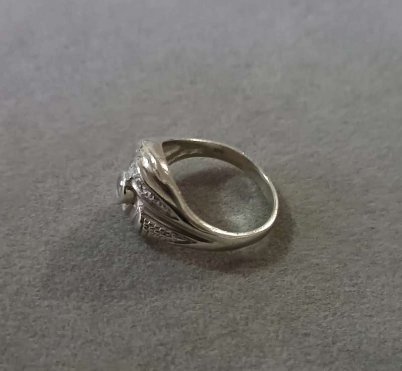 Stunning Sterling Silver Ring with CZ. 4.7g. Size Q.