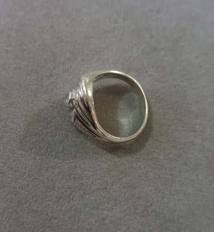 Stunning Sterling Silver Ring with CZ. 4.7g. Size Q.