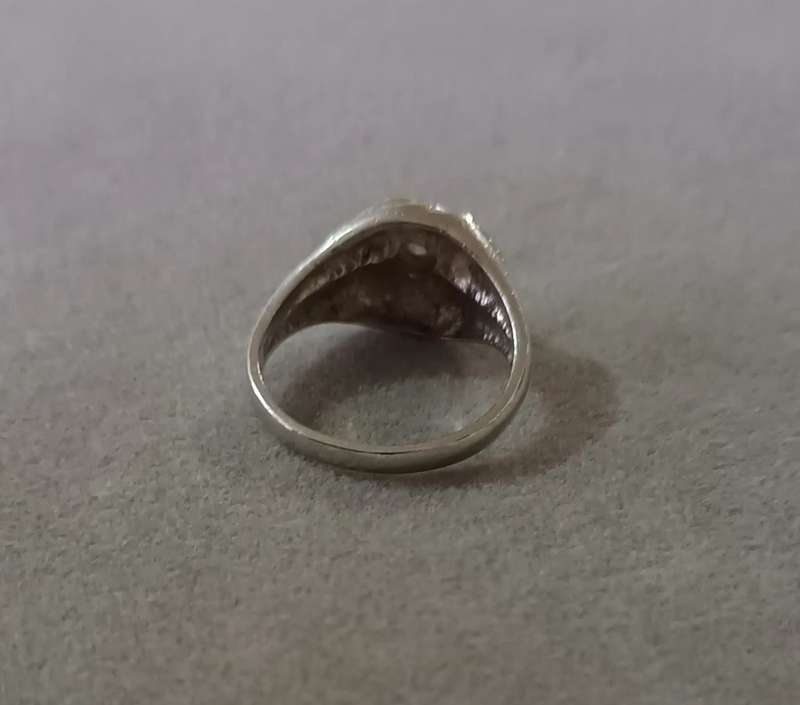 Stunning Sterling Silver Ring with CZ. 4.7g. Size Q.