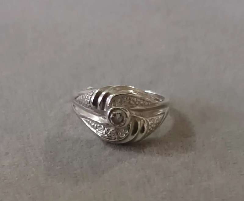 Stunning Sterling Silver Ring with CZ. 4.7g. Size Q.