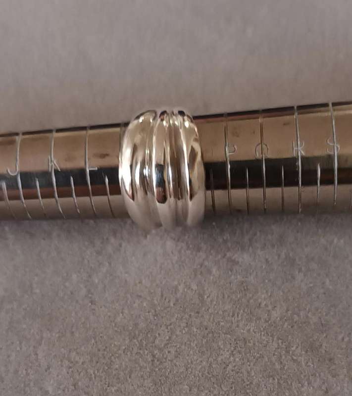 Solid Sterling Silver Ring. 7.1g.
