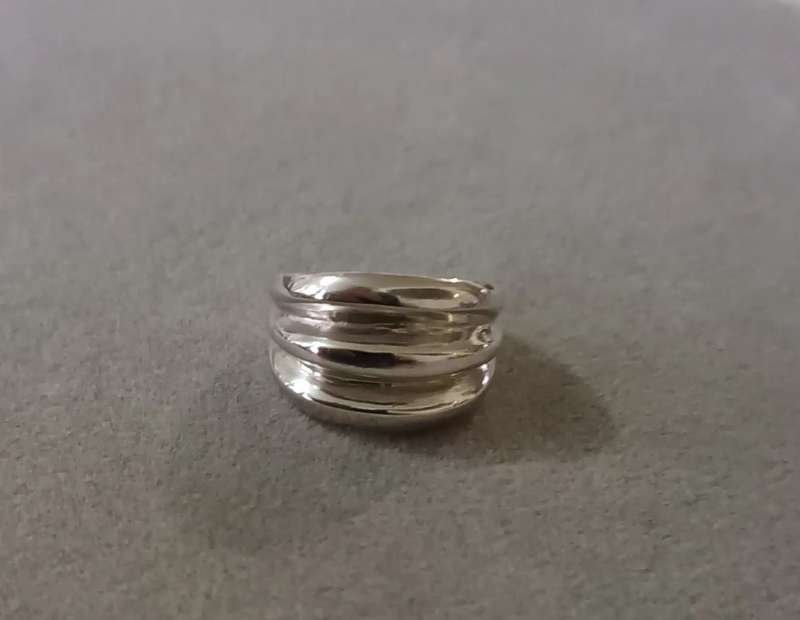 Solid Sterling Silver Ring. 7.1g.
