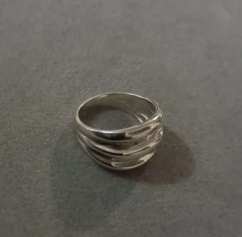 Solid Sterling Silver Ring. 7.1g.