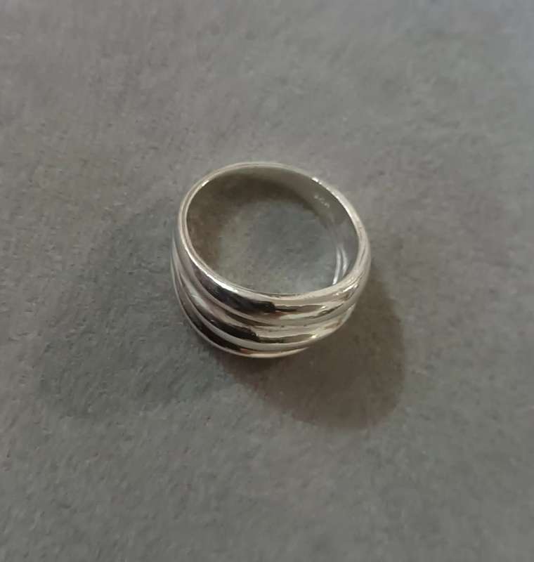 Solid Sterling Silver Ring. 7.1g.