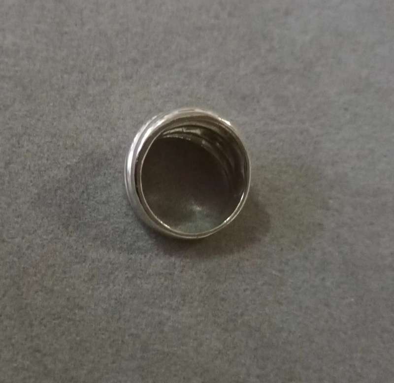 Solid Sterling Silver Ring. 7.1g.