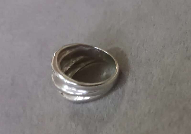Solid Sterling Silver Ring. 7.1g.
