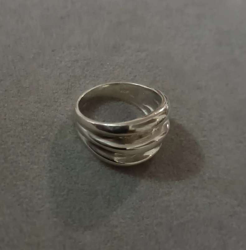 Solid Sterling Silver Ring. 7.1g.