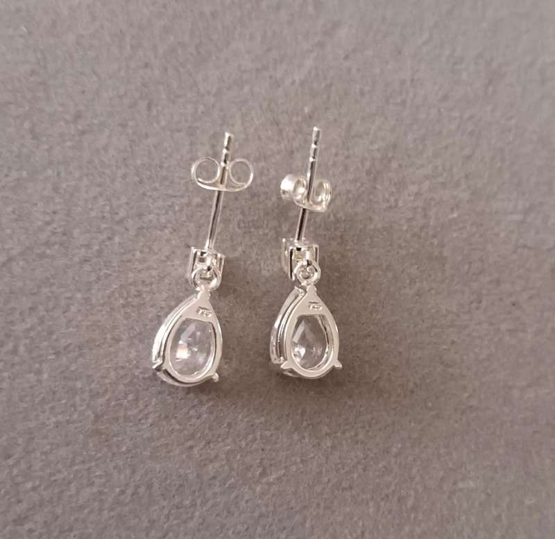 Exquisite Sterling Silver Vintage Teardrop Earrings. 2.6g. 15x5mm.