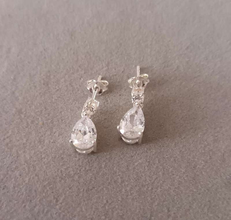 Exquisite Sterling Silver Vintage Teardrop Earrings. 2.6g. 15x5mm.
