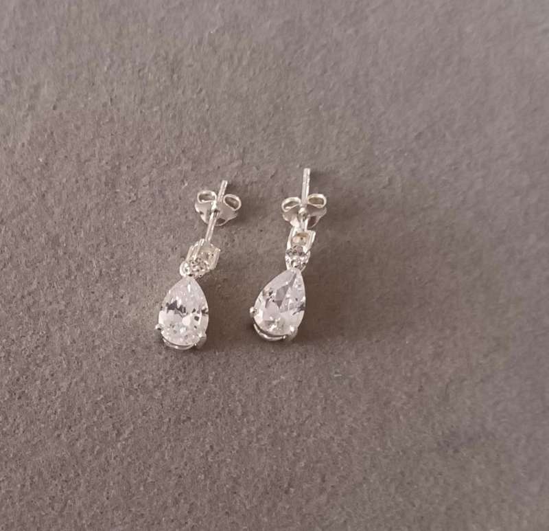 Exquisite Sterling Silver Vintage Teardrop Earrings. 2.6g. 15x5mm.