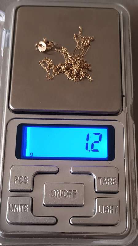 9ct 375 Gold Necklace. Broken. For scrap/ fixing. 1.2g