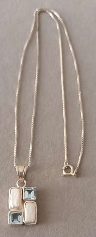 Sterling Silver Necklace with Mother of Pearl and Blue Crystal Pendant. 8.9g. 45cm.