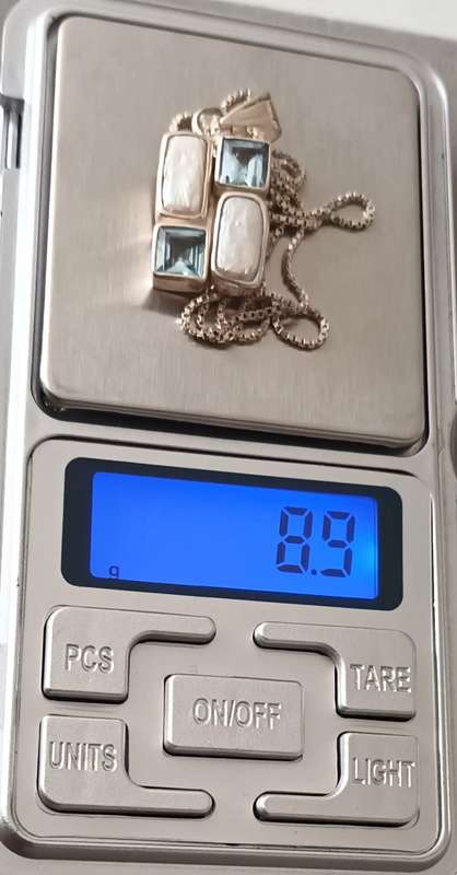 Sterling Silver Necklace with Mother of Pearl and Blue Crystal Pendant. 8.9g. 45cm.