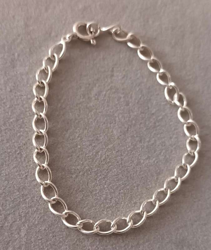 Sterling Silver Bracelet. 4.3g. 18cm.