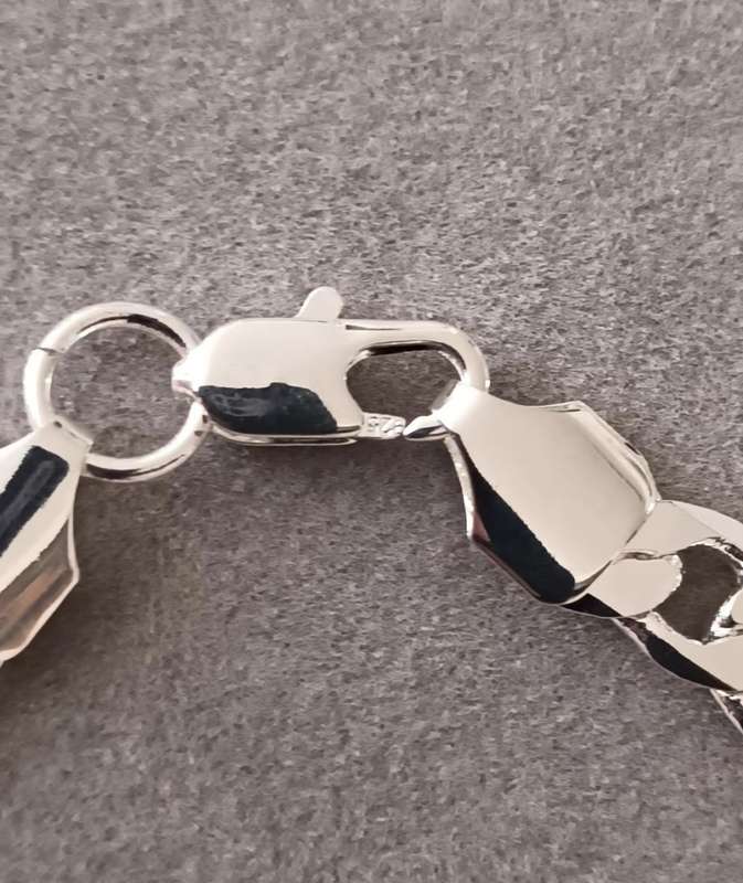 STERLING SILVER FIGARO HEAVY MEN`S CHAIN. 33.9g. 55cm. 8mm Width.