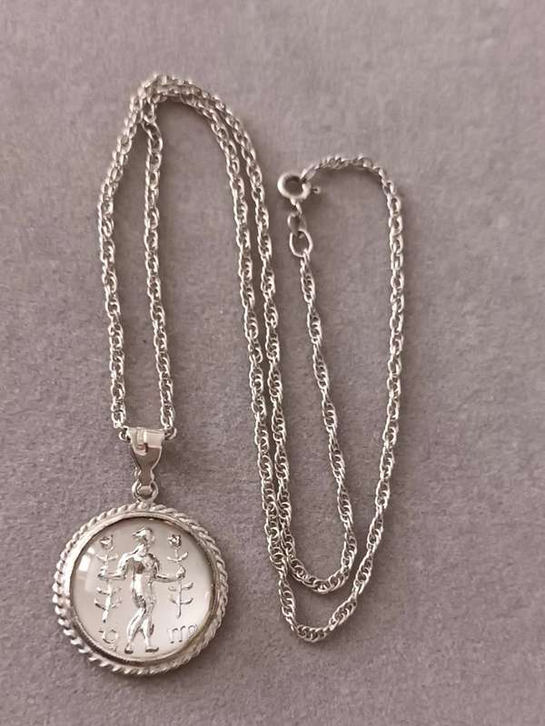Sterling Silver Necklace with Taurus /Virgo Pendant. 8.9g. 47cm.