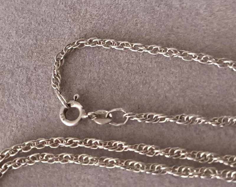 Sterling Silver Necklace with Taurus /Virgo Pendant. 8.9g. 47cm.