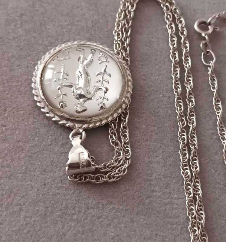 Sterling Silver Necklace with Taurus /Virgo Pendant. 8.9g. 47cm.