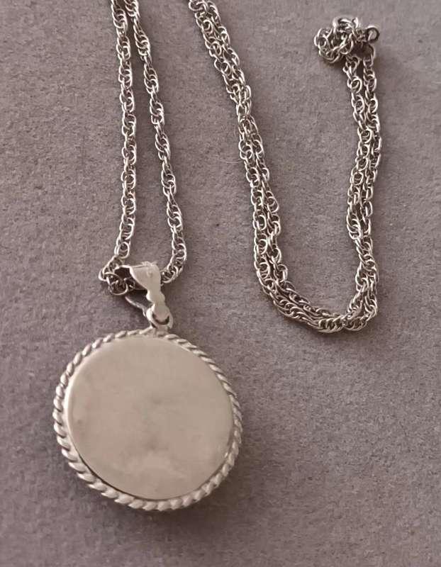 Sterling Silver Necklace with Taurus /Virgo Pendant. 8.9g. 47cm.