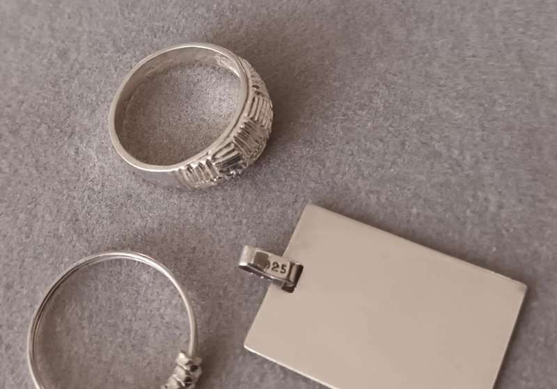 Sterling Silver Rings x2 plus 1x Pendant. 4.7g.