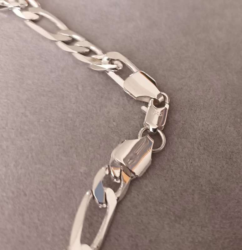 STERLING SILVER FIGARO HEAVY MEN`S CHAIN. 33.9g. 55cm. 8mm Width.
