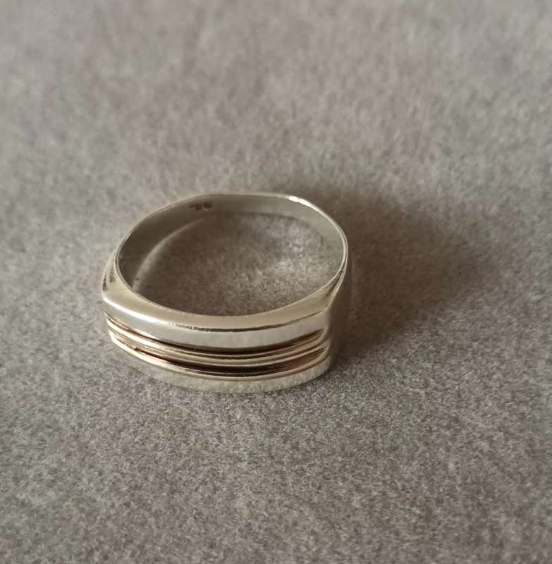 Sterling Silver & Gold Tone Men`s Ring. 4.3g. Size U 1/2.