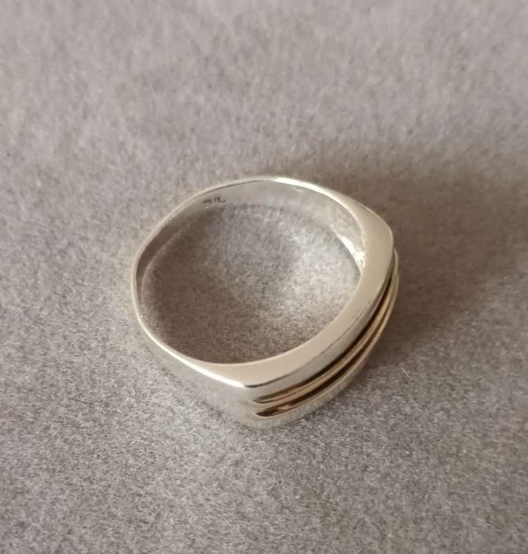 Sterling Silver & Gold Tone Men`s Ring. 4.3g. Size U 1/2.