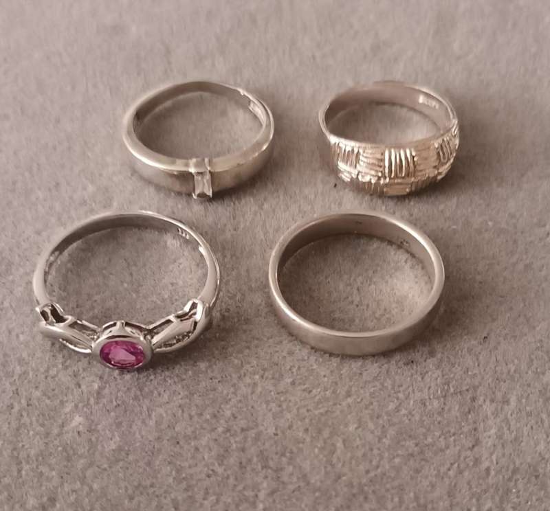 4x Sterling Silver Rings. 9.3g.