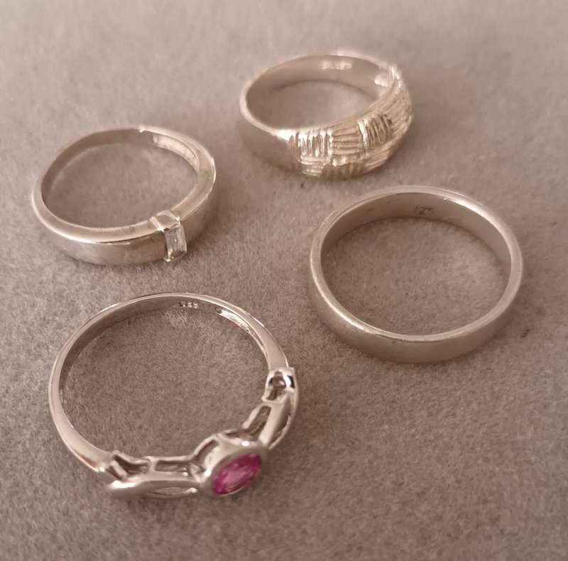 4x Sterling Silver Rings. 9.3g.