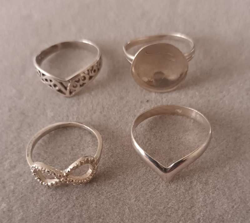 Sterling Silver Rings x 4. 6.9g.